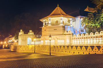 Night view of the Temple of the Buddha Tooth with lights. Kandy - 83955602