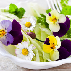 Fototapeta na wymiar Salat mit Blüten