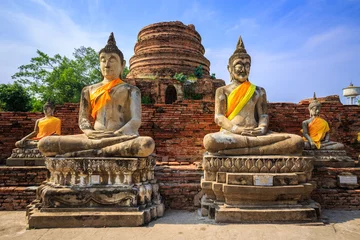 Cercles muraux Bouddha Buddha statues in blue sky