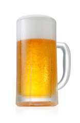 ビール/ジョッキに一杯注がれたビール,冷たいシズルを表現しています,白バックでクリッピングパスが付いています。