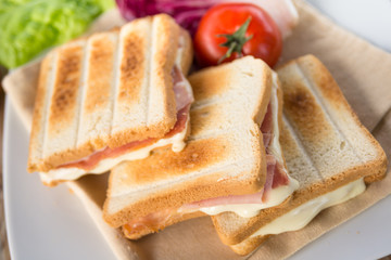 Toast al prosciutto e formaggio