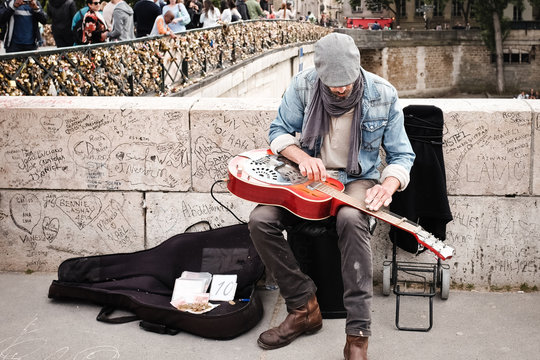 musicien rue guitariste