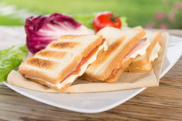 Toast al prosciutto e formaggio