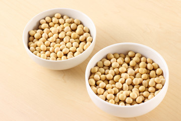 テーブルの上の大豆の集合