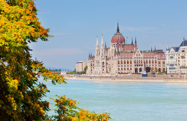 Obraz premium building of parliament of Hungary on river bank Danube
