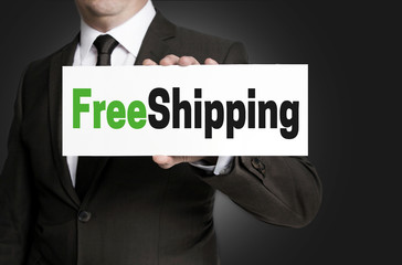 free shipping Schild wird von Geschäftsmann gehalten