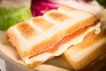 Toast al prosciutto e formaggio