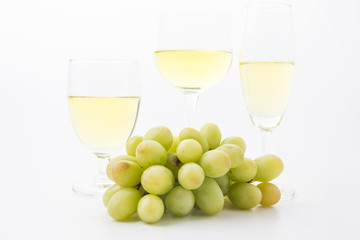 white wine and grapes
