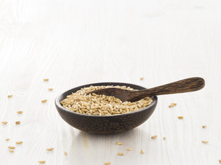 Hafer (Avena), Körner, Holzschale, Holzlöffel, Getreide