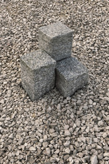 Detail eines Steingartens mit Granitgranulat und Granitsäulen