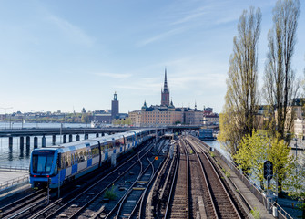 Tunnelbana på väg över bron mot Gamla Stan i Stockholm