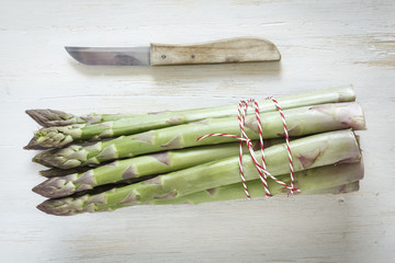 Grüner Spargel und Messer