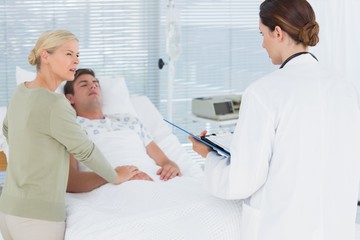 Obraz premium Doctor talking with her patients mother