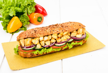Hot sandwich with chicken and vegetables 