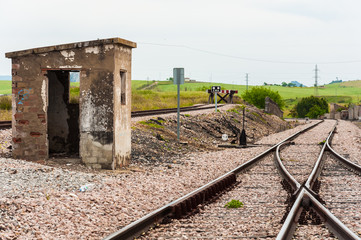 Fototapeta na wymiar Caseta ferroviaria y desvío, estación de Peñarroya-Pueblonuevo