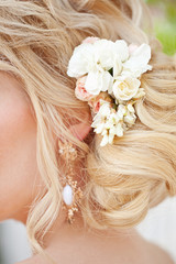 Obraz na płótnie Canvas fashion wedding hairstyle with flowers