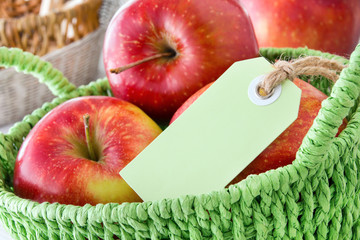 Äpfel und Korb