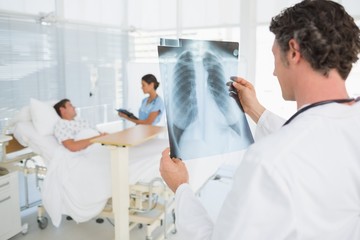 Obraz premium Doctor checking patients xray