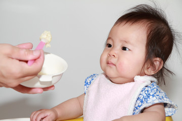 離乳食を食べる赤ちゃん(0歳児)