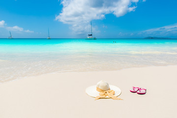 Fototapeta na wymiar Sun hat at paradise beach - Relaxing in sunshine