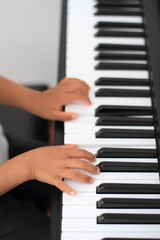 Fototapeta na wymiar ピアノを弾く子供の手