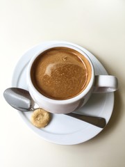 caffe caldo in tazza bianca su sfondo neutro