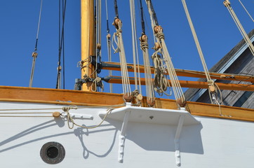 Bordé et haubans d'un voilier en bois.