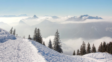 Fototapeta na wymiar Wanderweg am Wallberg mit schöner Aussicht