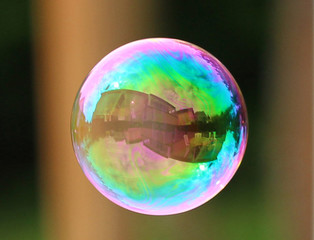 bulle de savon. reflet de la maison dans une bulle de savon.