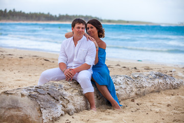 Fototapeta premium Beach couple walking on romantic travel.