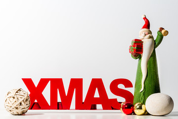 roter xmas Schriftzug mit Santa Claus