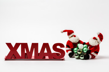 roter xmas Schriftzug mit zwei Weihnachtsmaennern auf weissem Hi