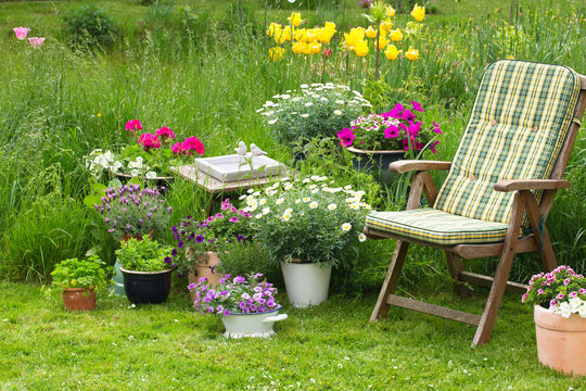Idyllischer Sitzplatz im Garten - Entspannen im eigenen Garten