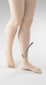 Gambe donna con caviglia sinistra indicata