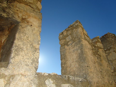 Il sole spunta sulla torre