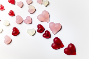 Herzförmige Gummibonbons auf weißen Untergrund, Textfreiraum