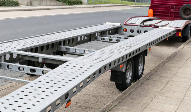 Lastwagen mit Anh&auml;nger geparkt an Stra&szlig;enrand