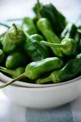 Schüssel mit Bratpeperoni