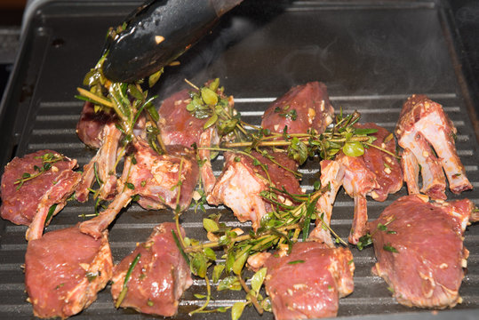 Lammcarrees dampfend auf dem Grill