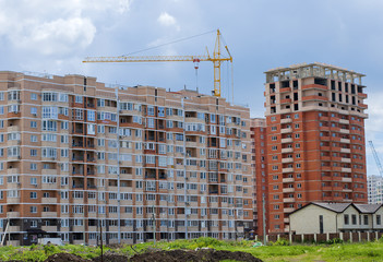 complex of residential high-rise and single-storey houses