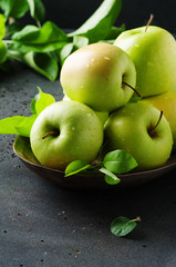 Fototapeta na wymiar Green sweet apple on the table