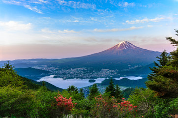 Berg Fuji und Stadt am See am Morgen