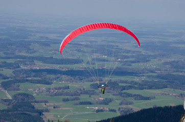 Gleitschirmflieger &uuml;ber dem  Chiemgau