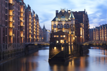 Fototapeta na wymiar Wasserschloss in der Speicherstadt, Hamburg