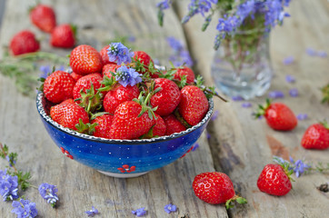  Fresh ripe red strawberries