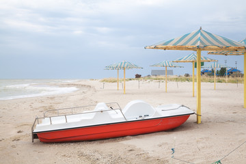 Fototapeta premium Lone catamaran on a deserted beach