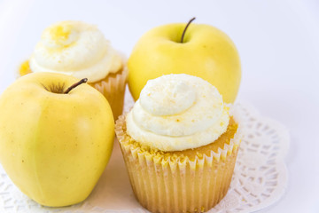 yellow apple vs yellow cupcake