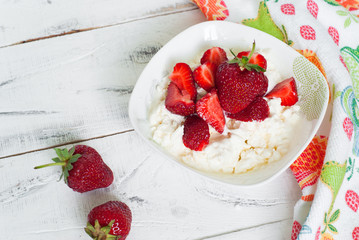 Curd with yogurt and strawberries