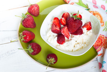 Curd with yogurt and strawberries