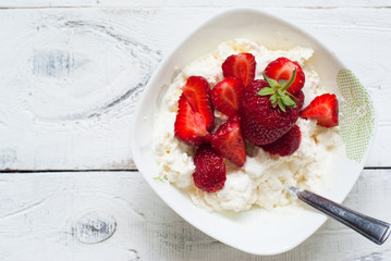 Curd with yogurt and strawberries